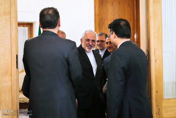 Zarif meets with officials of Hungary, Singapore