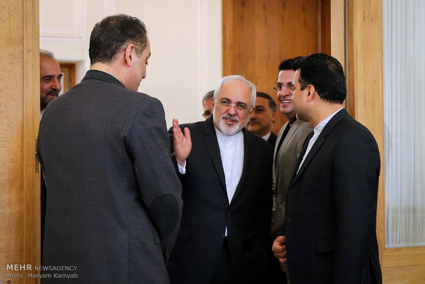 Zarif meets with officials of Hungary, Singapore