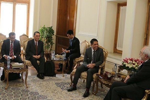 ظريف يستقبل  وزير الدولة لشؤون الدفاع والشؤون الخارجية السنغافوري