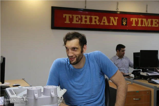 The tallest Paralympian visits Tehran Times
