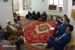 هنرمندان بوشهری به دیدار خانواده شهید انجم‌افروز رفتند