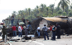 مقتل 24 شخصًا بانفجار شاحنة  وقود في المكسيك