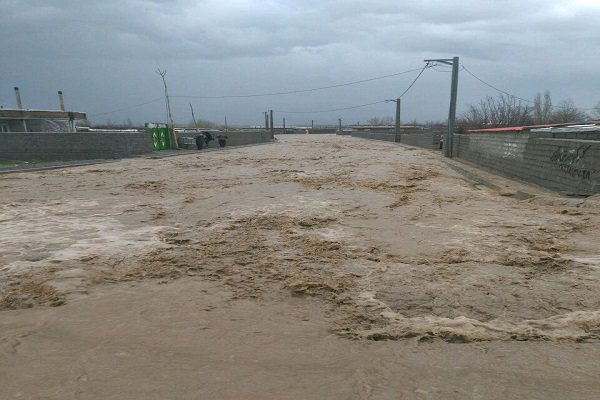وقوع سیلاب موجب انسداد جاده پیرانشهر – سردشت شد