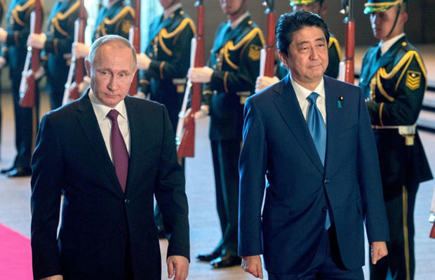 رئيس وزراء اليابان يستنجد بـ"بوتين" لإيقاف كوريا الشمالية