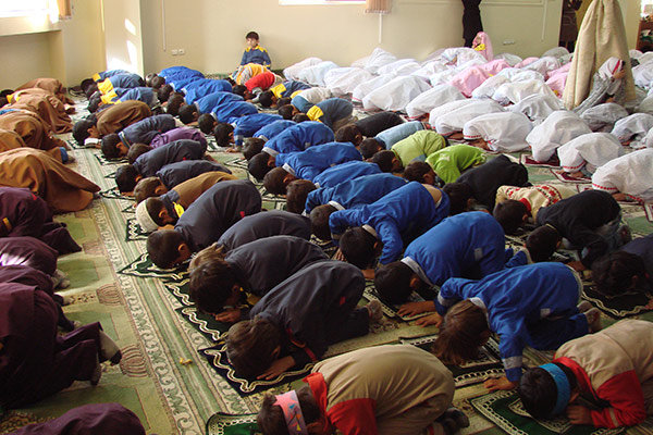 انتخاب یک پسربچه برای خواندن یا نخواندن نماز