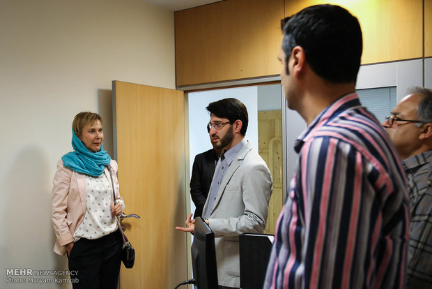 Swedish amb. visits Mehr News HQ in Tehran