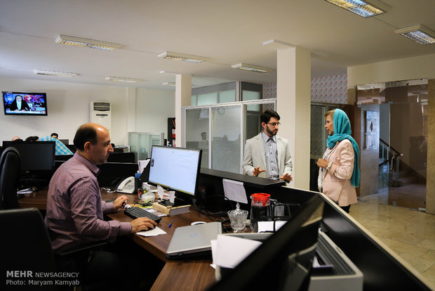 Swedish amb. visits Mehr News HQ in Tehran