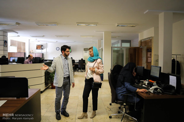 Swedish amb. visits Mehr News HQ in Tehran