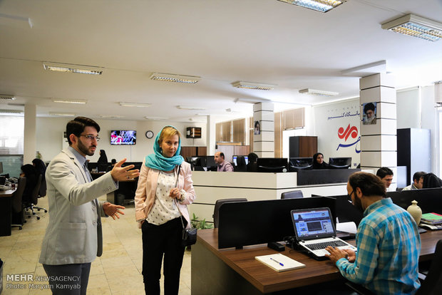 Swedish amb. visits Mehr News HQ in Tehran