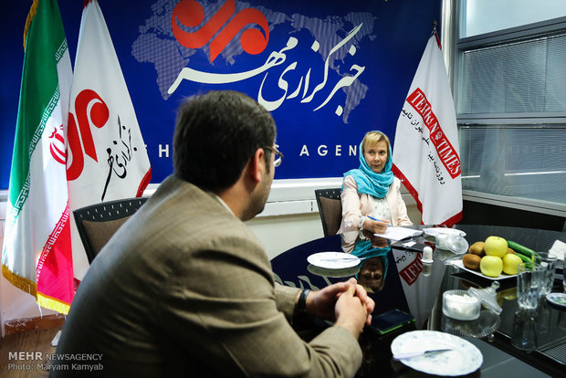 Swedish amb. visits Mehr News HQ in Tehran