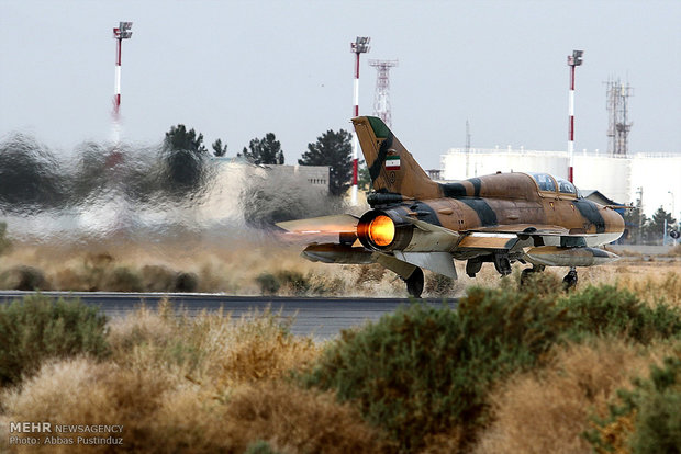 Fighters hold maneuver in Isfahan