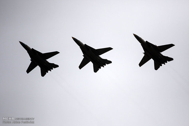 İsfahan’da savaş uçaklarından hava gösterisi