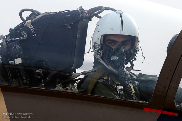 Fighters hold maneuver in Isfahan