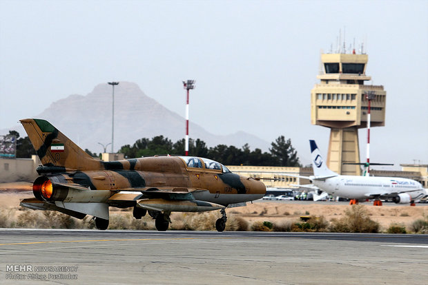 Fighters hold maneuver in Isfahan