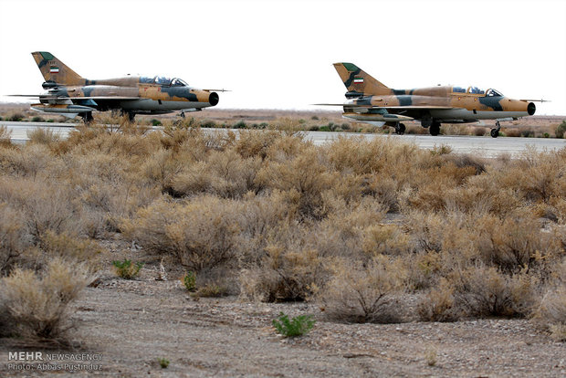 Fighters hold maneuver in Isfahan