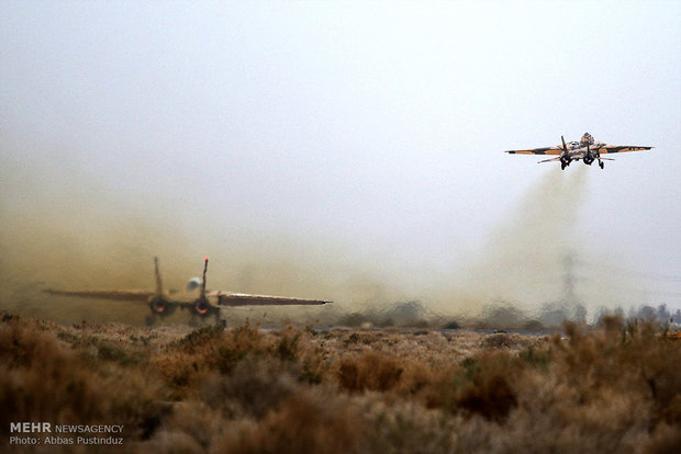 Fighters hold maneuver in Isfahan