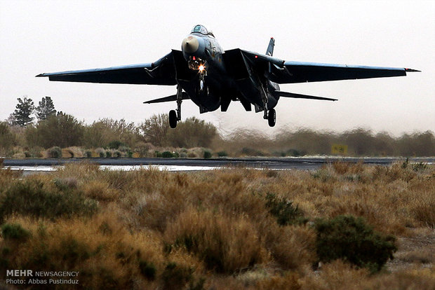 Fighters hold maneuver in Isfahan