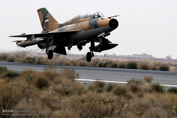 Fighters hold maneuver in Isfahan