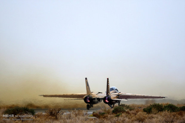 Fighters hold maneuver in Isfahan