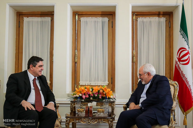 Zarif meets with officials from Pakistan, Portugal