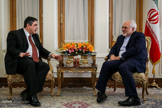 Zarif meets with officials from Pakistan, Portugal