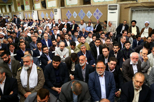 Ayatollah Khamenei meets with a group of officials and ambassadors from Islamic countries