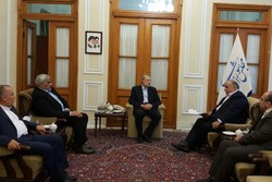 دیدار استاندار لرستان با رئیس مجلس/ لاریجانی: شور انتخاباتی ایجاد شود