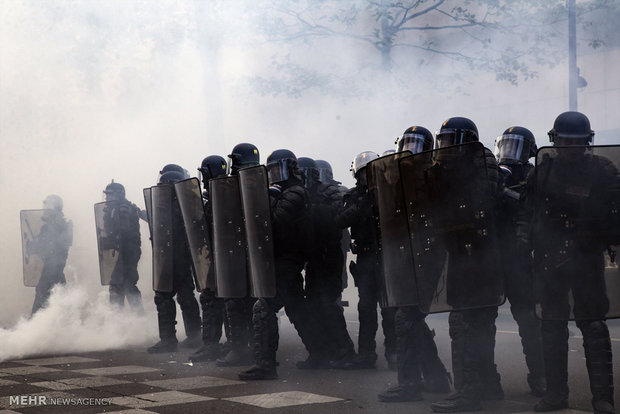 مواجهات بين الشرطة الفرنسية وبين محتجين على مارين لوبن في عيد العمال