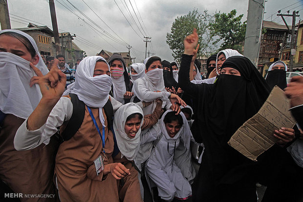 زنان مسلمان کشمیری در تظاهرات ضد دولتی‎