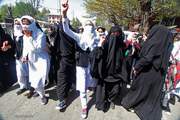 زنان مسلمان کشمیری در تظاهرات ضد دولتی‎