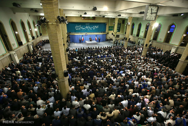 لقاء جمع من العمال مع قائد الثورة الاسلامية
