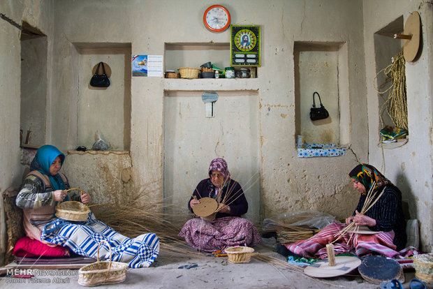بزرگترین کارگاه سبدبافی در روستای ویست، به نام سبد بافی سلامی. زنان بطور مستمر در این کارگاه هر روز مشغول به بافت انواع سبدها هستند.