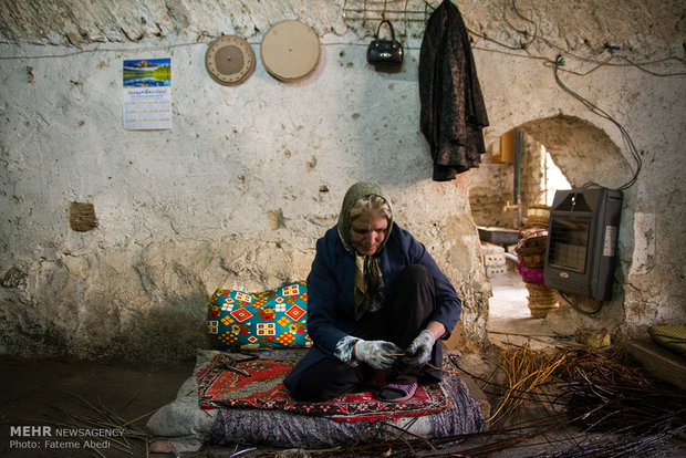 یکی از زنان اهالی روستای ویست که به تازگی کار سبد بافی را شروع کرده است.