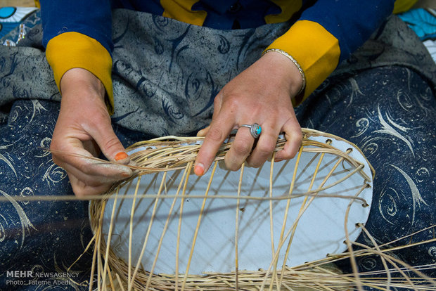 سبد بافی هنر دستان زنان روستای ویست.