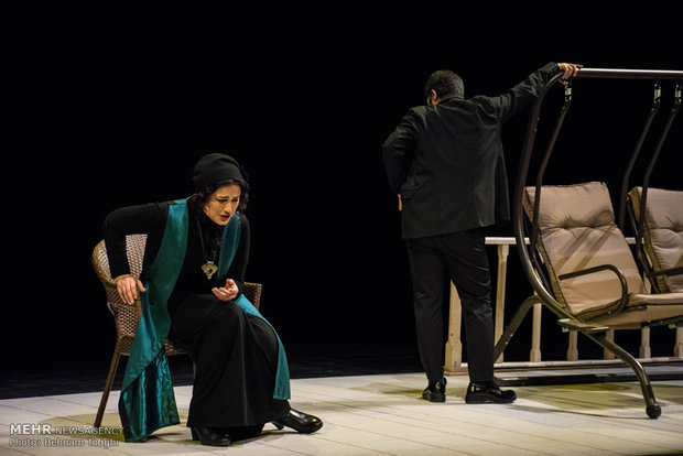 عرض مسرحية " الكاتب متوفى" في طهران