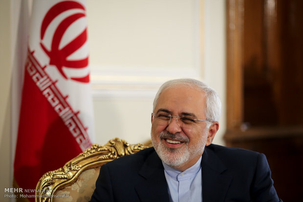 ظريف يؤكد على ضرورة تعزيز العلاقات بين طهران وإسلام آباد