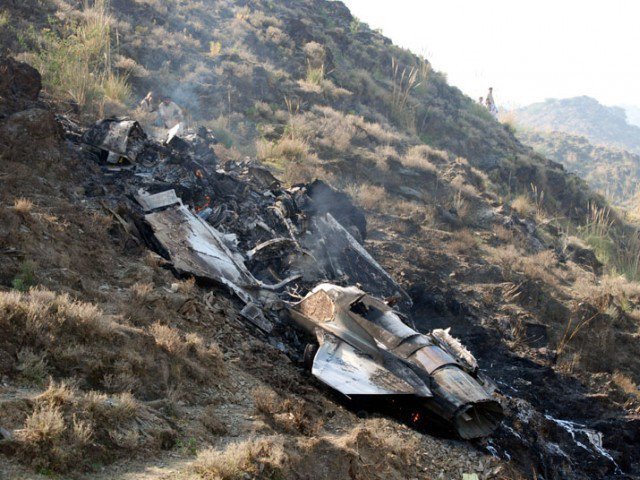 پاکستانی فضائیہ کا طیارہ گر کر تباہ/ پائلٹ محفوظ