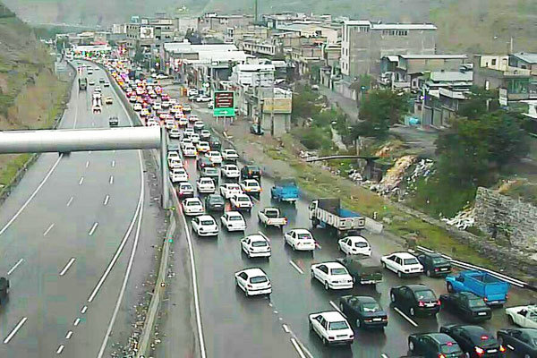ترافیک سنگین در آزادراه کرج - تهران/ بارش باران در استان مازندران