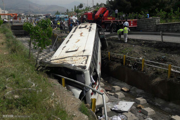 واژگونی اتوبوس مدرسه در تهران