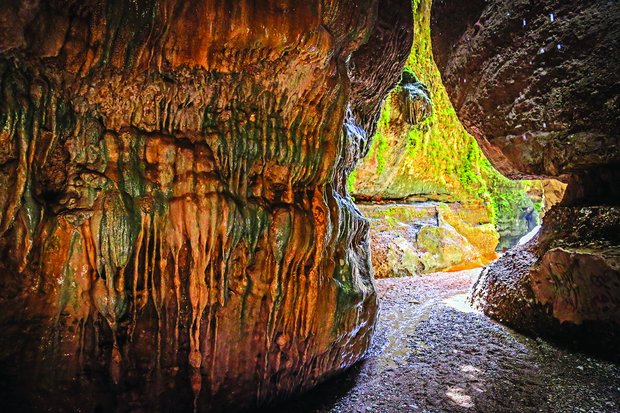  Due to its fresh and cool weather, the 6km-long Zingan Strait is called ‘heavenly cave’.