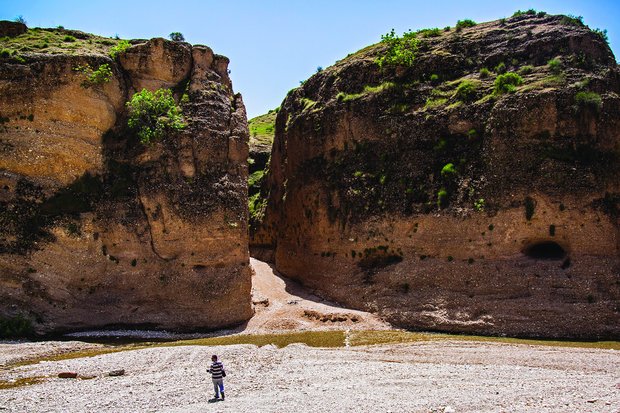 Zingan Strait, located 52km southwest of Ilam, is actually known as the Zingan cave in Ilam. The best time for travelling to the place is spring and summer.