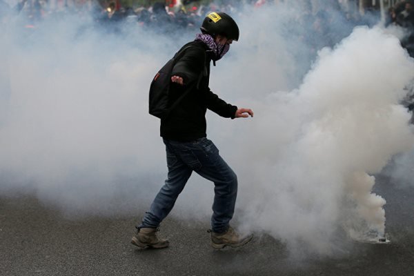 اعتراض به نتیجه انتخابات فرانسه/ پلیس به گاز اشک آور متوسل شد