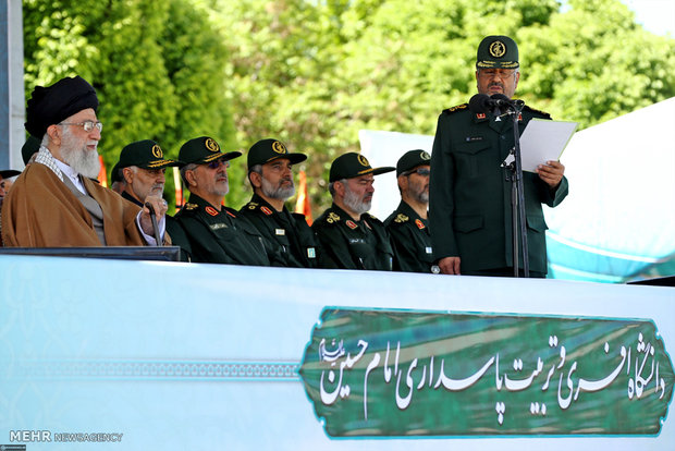 Leader attends ceremony for graduates of Imam Hossein Uni.