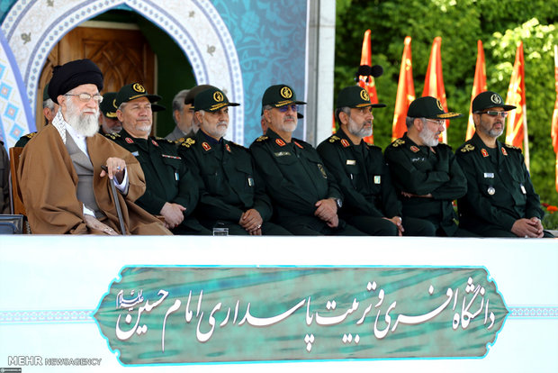 Leader attends ceremony for graduates of Imam Hossein Uni.