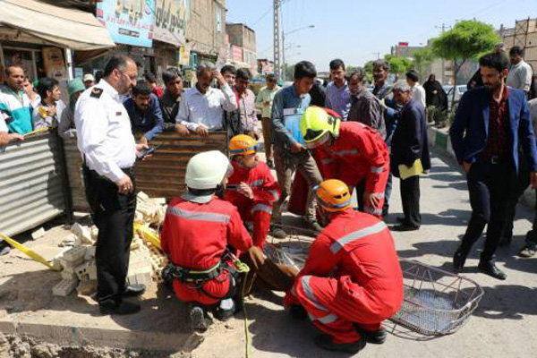 سقوط راکب موتور سیکلت به چاهک فاضلاب