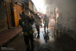 نجات ۲۰ نفر از ساکنان مجتمع مسکونی از میان دود و آتش