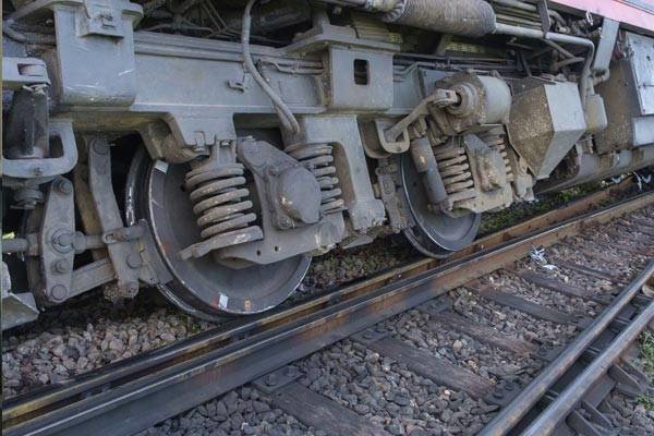 یک قطار مسافربری در یونان از ریل خارج شد