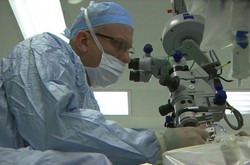 روباتی که جراحی چشم انجام می دهد