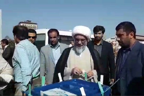نماینده ولی فقیه در استان بوشهر رأی خود را به صندوق انداخت 