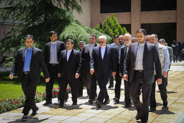 ظريف يحضر في مقر اللجنة الإنتخابية الخاصة بالناخبين لاايرانيين المقيمين خارج البلاد 